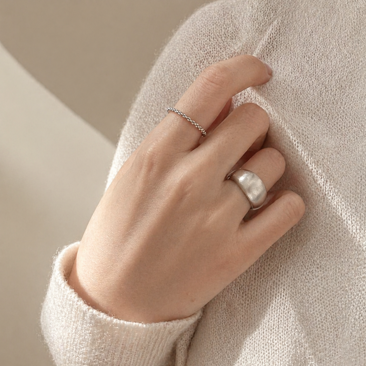 Minimalistisk børstet ring – elegant og tidløs design