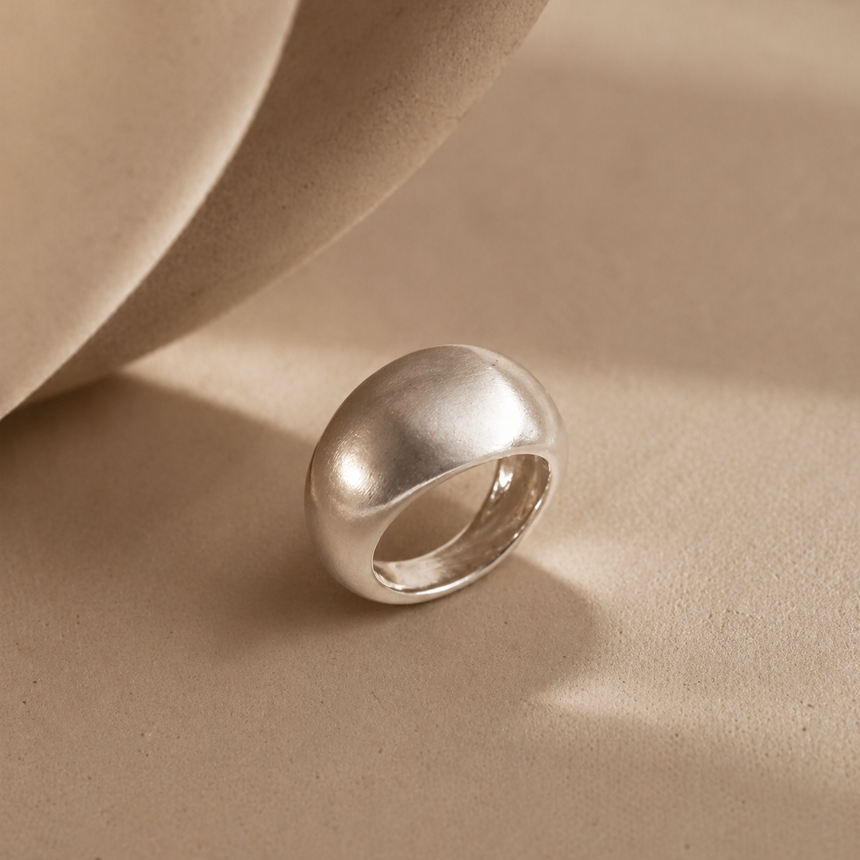 Minimalistisk børstet ring – elegant og tidløs design