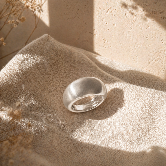 Minimalistisk børstet ring – elegant og tidløs design