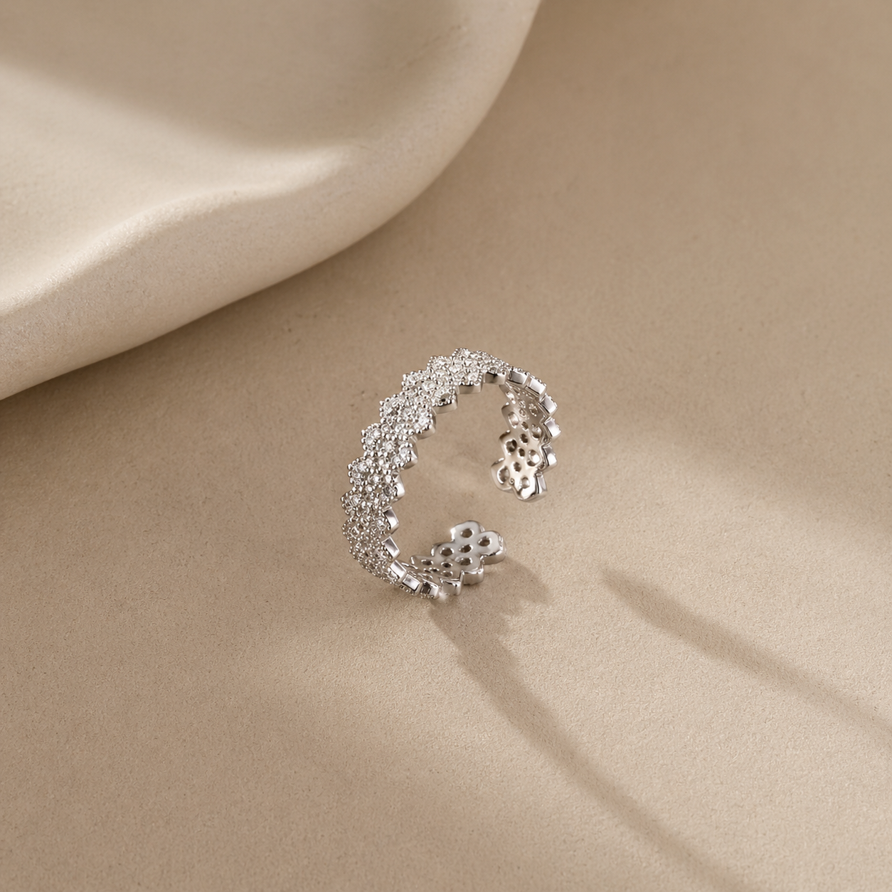 Sølvring i 925 sterling – romantisk blondedesign med hjerte