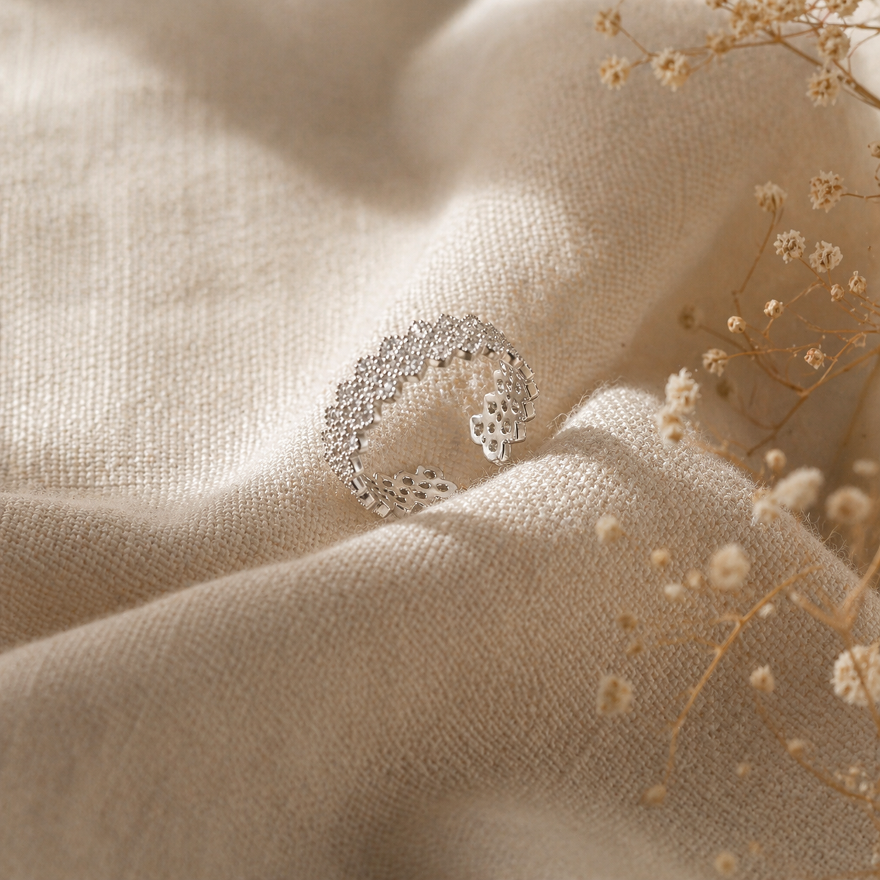 Sølvring i 925 sterling – romantisk blondedesign med hjerte