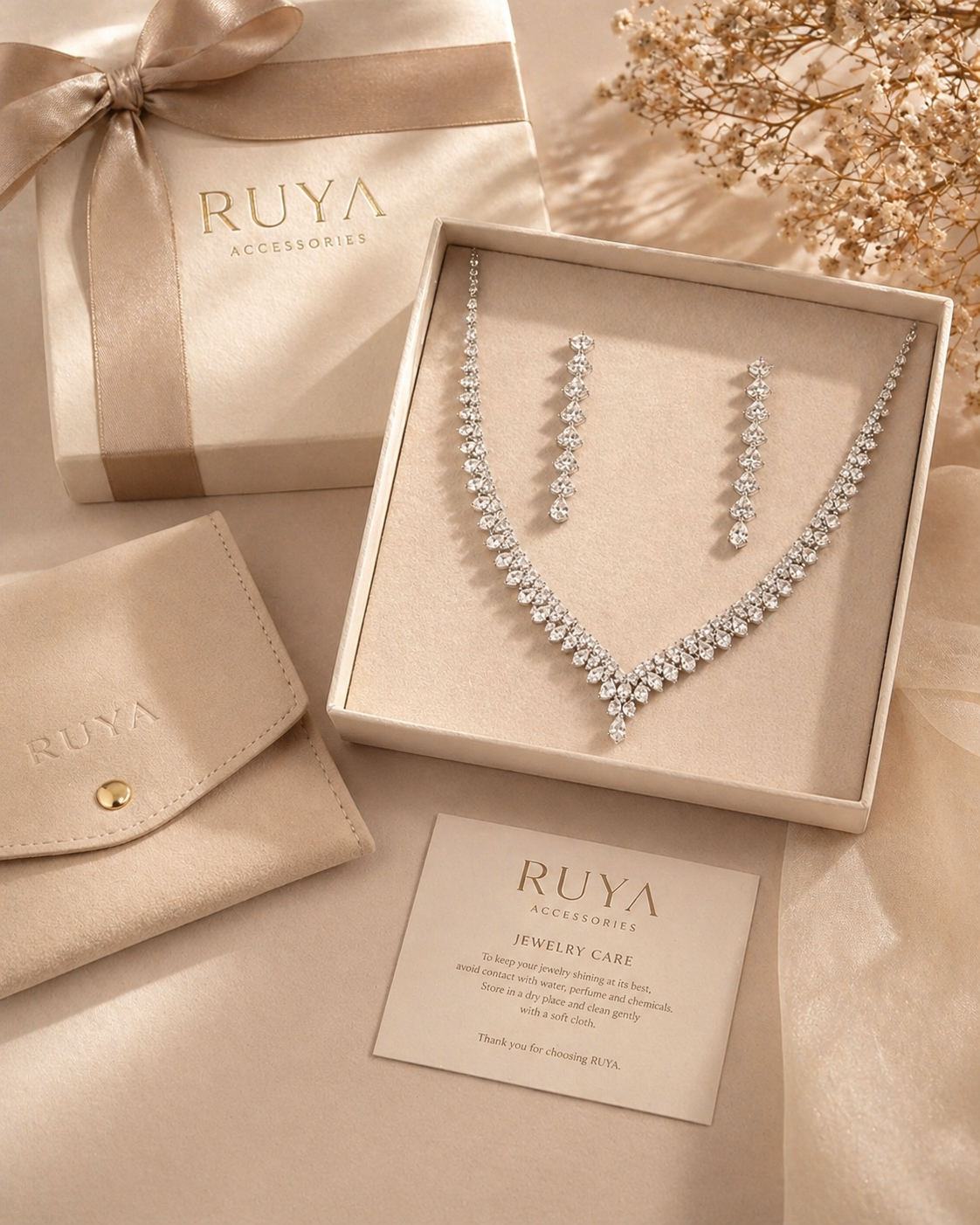Elegant smykkesett med zirkonia – halskjede og øredobber i geometrisk design