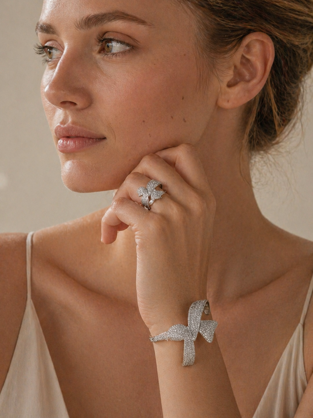 Elegant smykkesett med sløyfe – armbånd og øredobber med zirkonia
