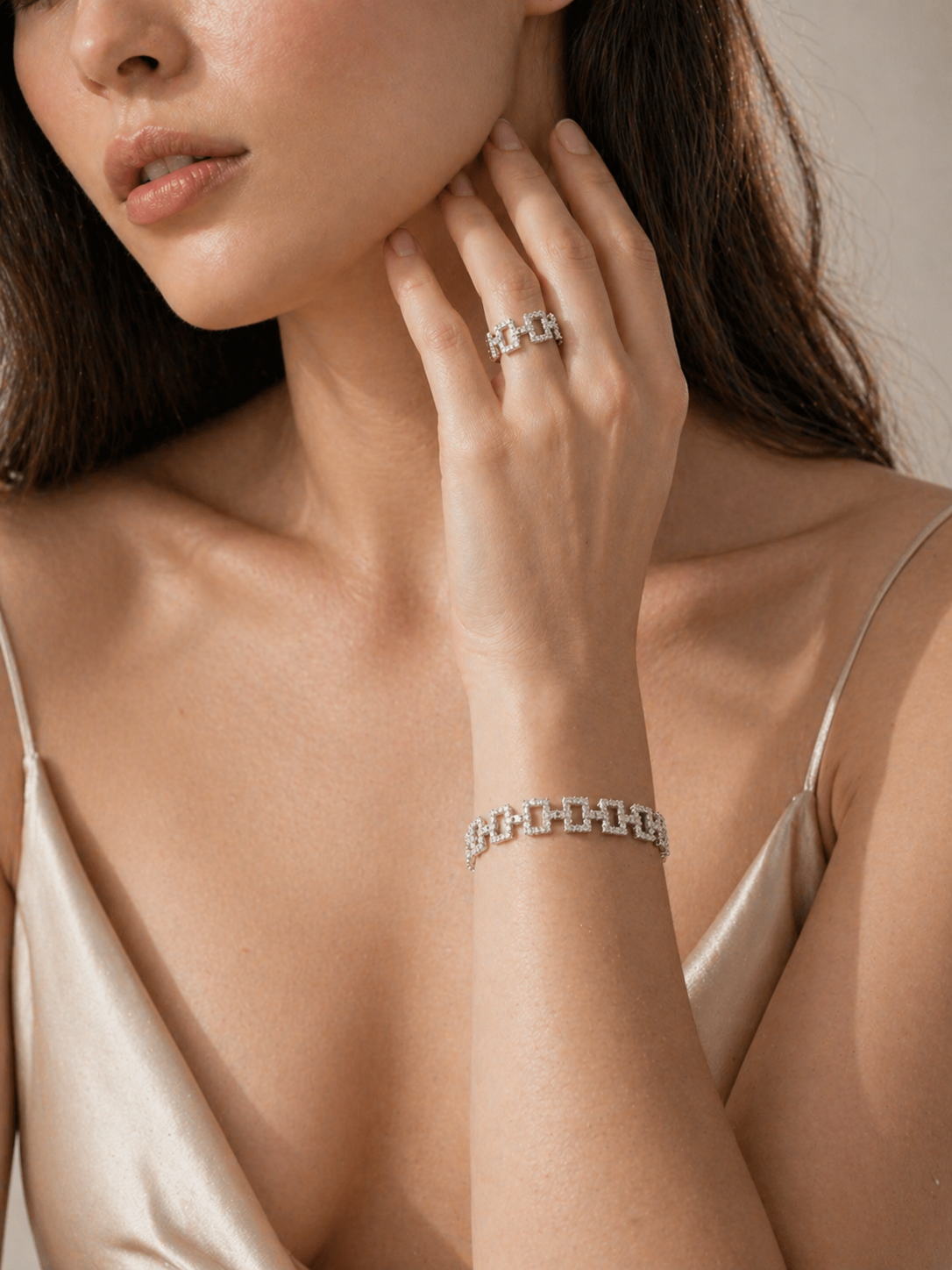 Moderne smykkesett med kjededesign – armbånd og øredobber med zirkonia
