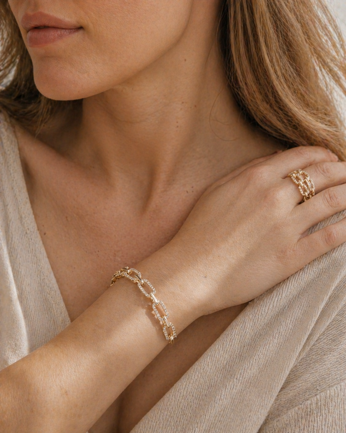 Moderne smykkesett med kjededesign – armbånd og øredobber