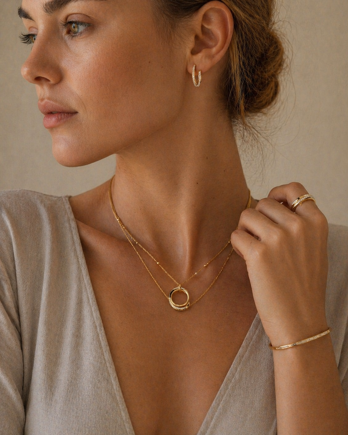 Elegant smykkesett med zirkonia – halskjede, øredobber og armbånd
