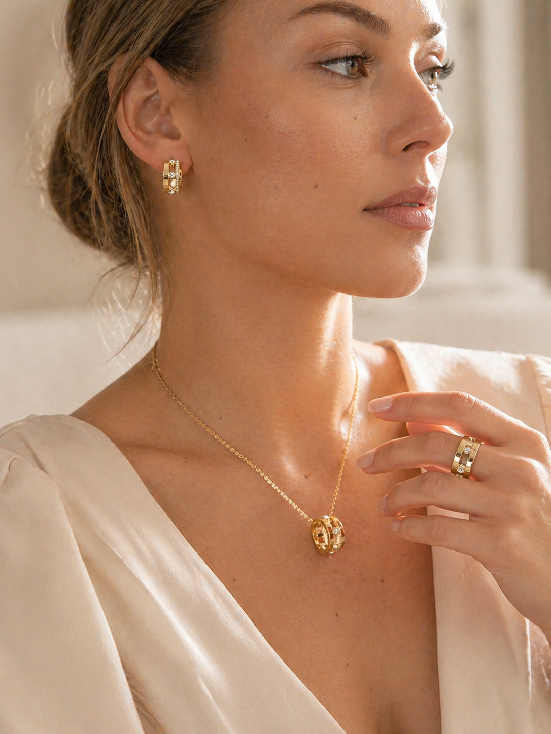 Elegant smykkesett med zirkonia – halskjede, øredobber og ring